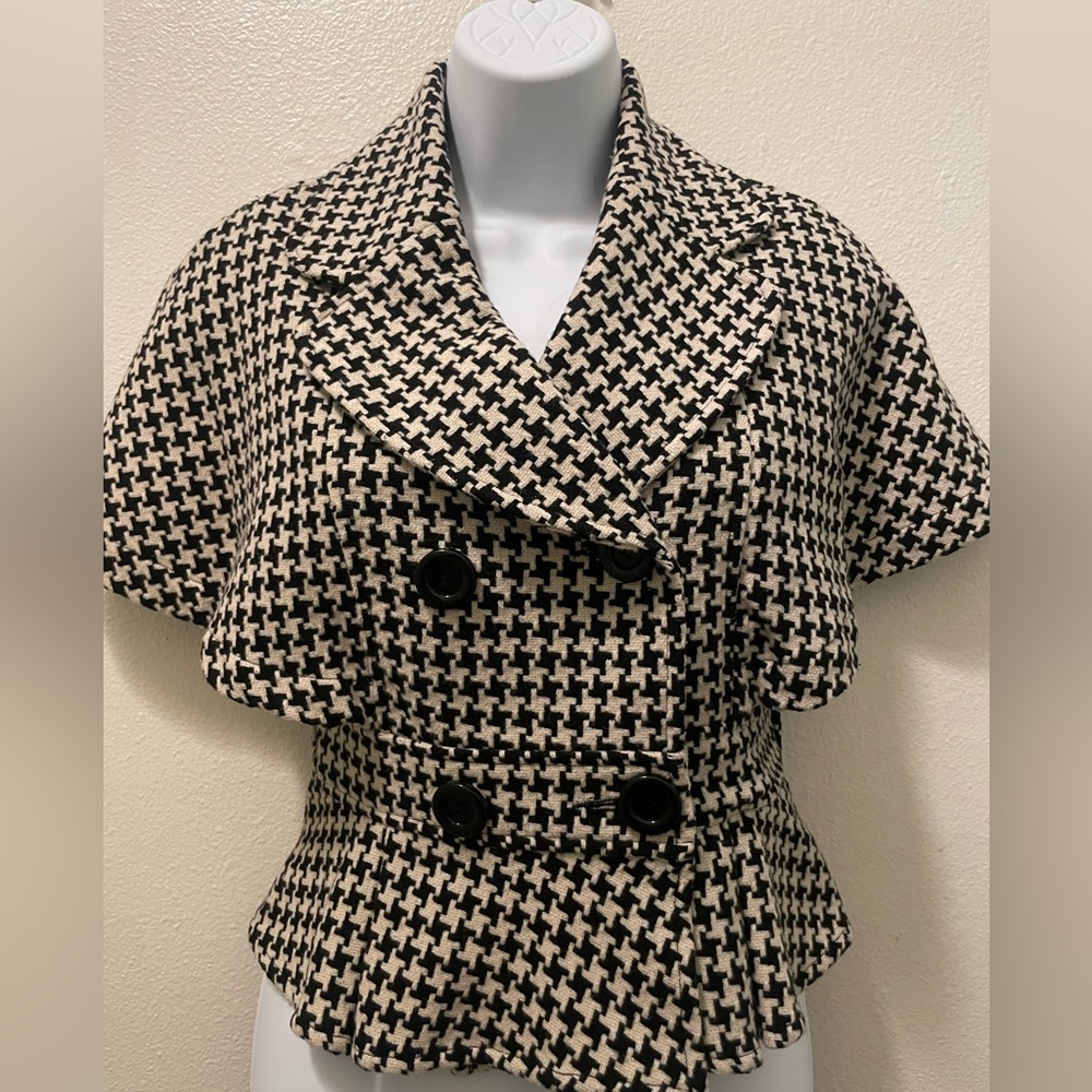 Forever 21 Black & White short sleeve blazer.